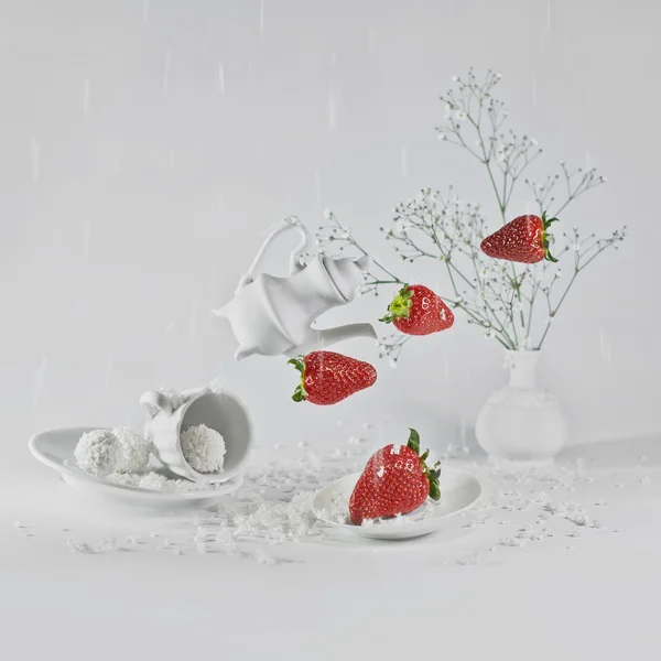 Levitující jahody s účinkem bílé deště. — Stock fotografie