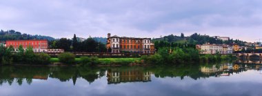 Yansımalar, Floransa'da Arno Nehri.