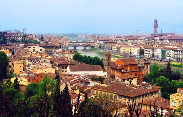 Rivière Arno et beaucoup de toits de bâtiments de villes à Florence . — Photo