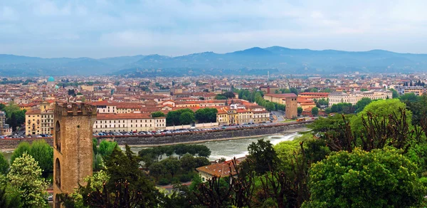 Rivière Arno, vieille tour et bâtiment de Florence . — Photo
