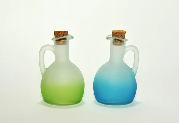 Izolované zelené a modré láhve. — Stock fotografie