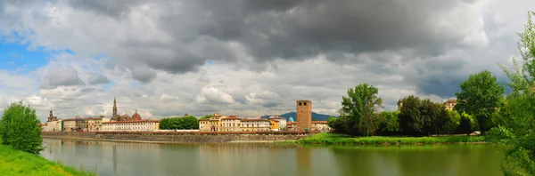 De rivier Arno in florence. — Stockfoto