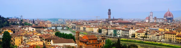 De rivier Arno, oude brug en veel daken van steden bouwen op flor Stockfoto