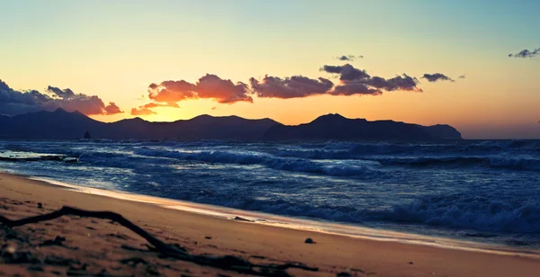 Um pôr do sol na costa da Sicília e do mar Mediterrâneo tempestuoso . Fotos De Bancos De Imagens