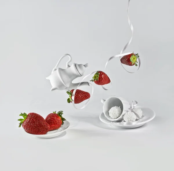 Vliegen aardbeien met wit lint. — Stockfoto