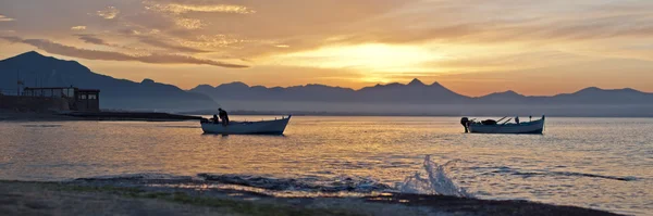 Zwei Boote bei Sonnenuntergang — Stockfoto