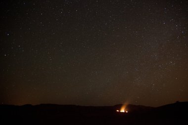 kamp ateşi ile gökyüzü yıldızlardan