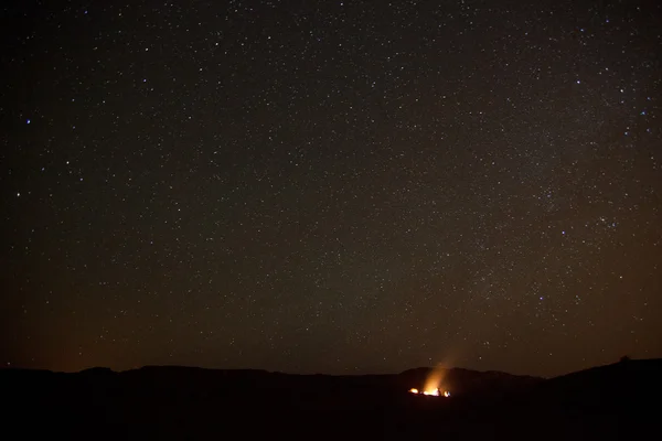 キャンプファイヤーが付いている空の星 — ストック写真
