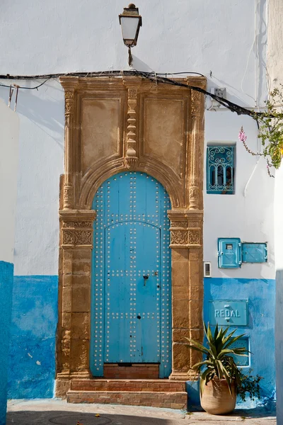 Drzwi w domu wejścia w Rabacie, Maroko — Zdjęcie stockowe