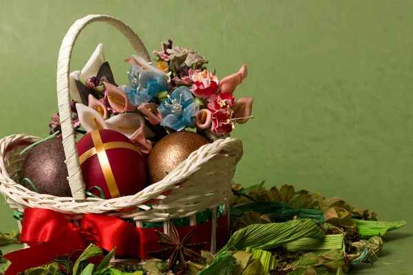 装飾的な弓と卵イースター バスケット — ストック写真