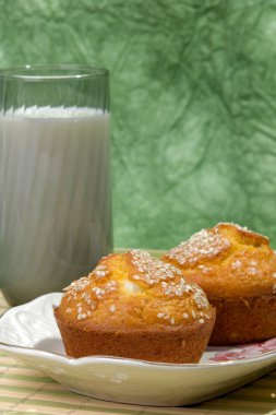 yeşil arka planlı muffins