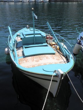 Mavi balıkçı teknesi