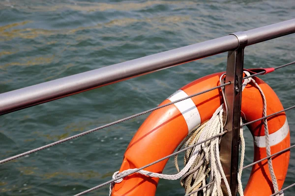 オレンジ色の救命浮輪 ロイヤリティフリーのストック写真
