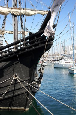 Barselona'nın Port güneşli sabahı uzun gemi