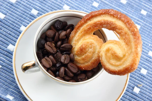 Una taza de café con una galleta — Foto de Stock