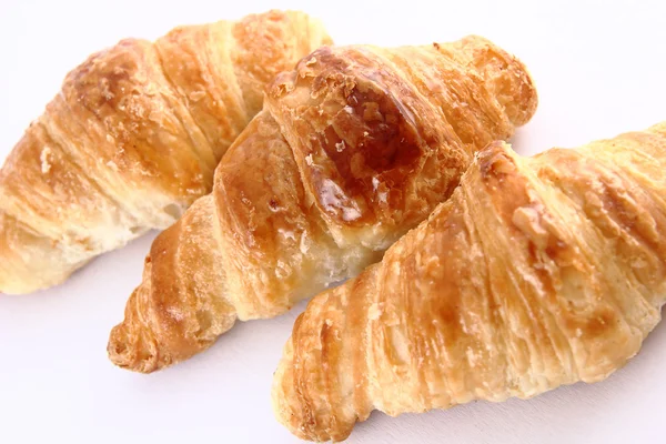 Kleine Croissants vor weißem Hintergrund — Stockfoto