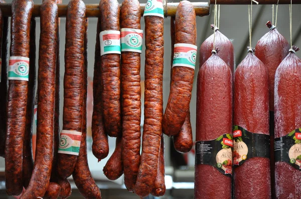Saucisses sur le marché, Budapest Photos De Stock Libres De Droits