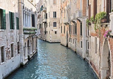 tipik bir Venedik kanalına bakış