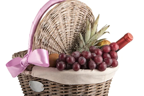 Meyve ve şaraplı piknik sepeti — Stok fotoğraf