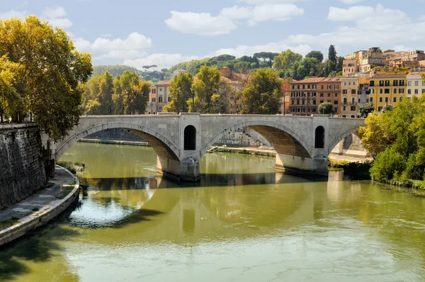 Tiber Nehri üzerindeki köprü