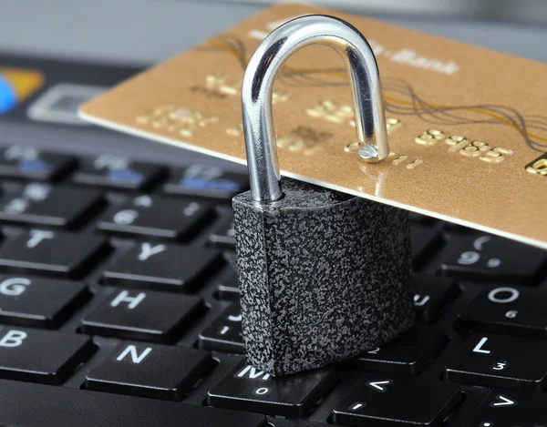 Creditcard met hangslot en laptop — Stockfoto
