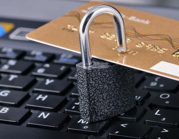 Creditcard met hangslot en laptop — Stockfoto