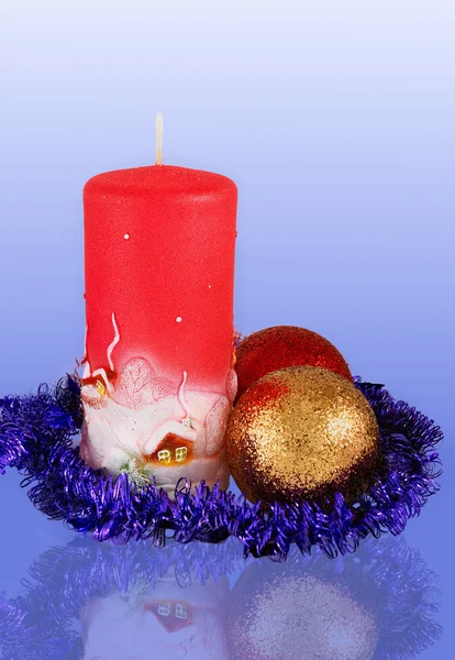 Decorazione di Natale con due palle e candela — Foto Stock