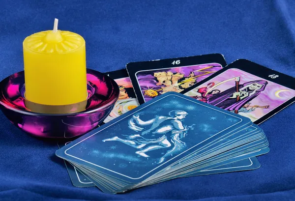 Tarotkarte und Kerze — Stockfoto