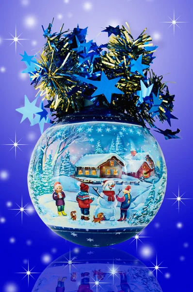 Bola de Navidad sobre fondo azul — Foto de Stock