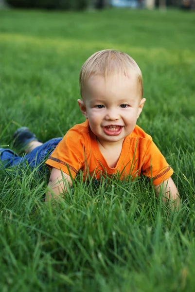 Dítě na trávě — Stock fotografie