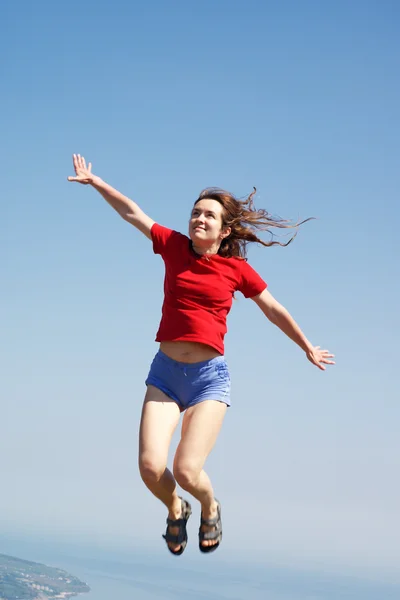 Mujer está saltando en el cielo — Foto de Stock