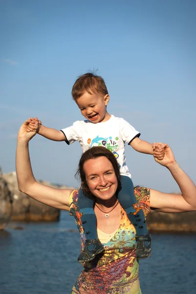 Moeder en kind aan de kust — Stockfoto
