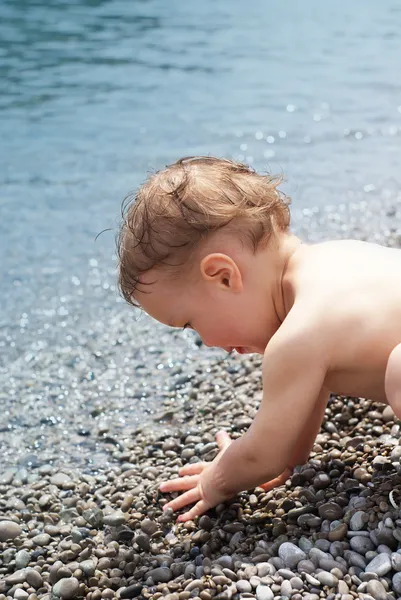 Ребенок у моря — стоковое фото