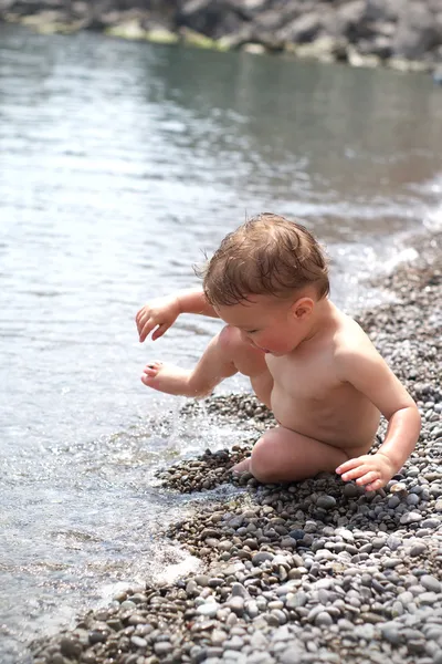 Dítě v moři — Stock fotografie