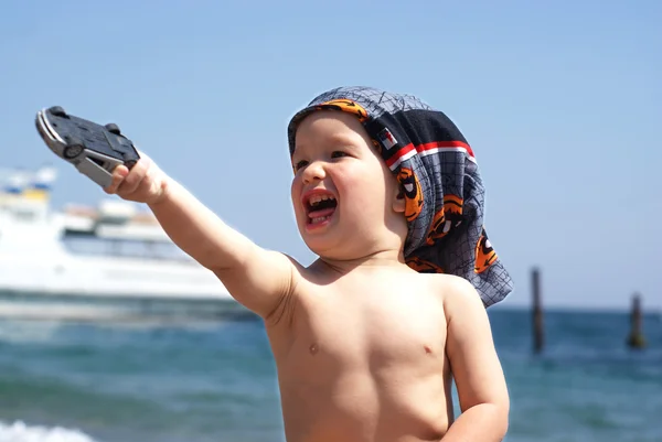 Menino está brincando no mar — Fotografia de Stock