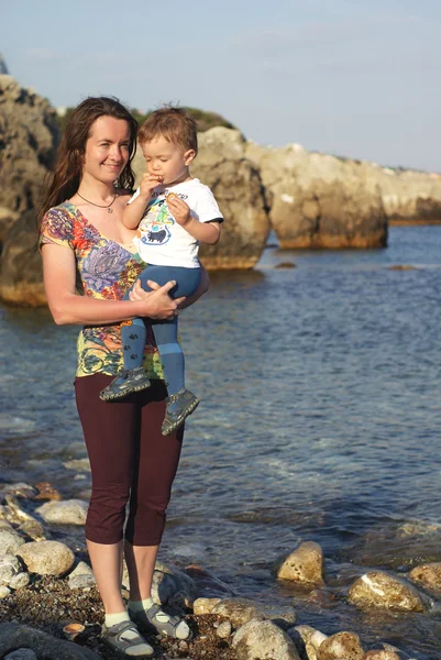 海辺で子供を持つ母 — ストック写真