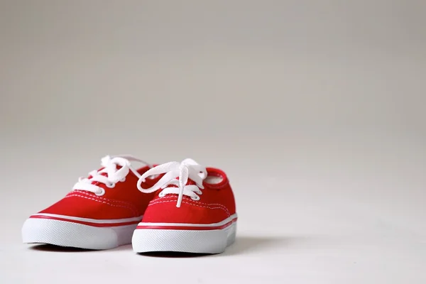 bir çift kırmızı çocuk ayakkabıları