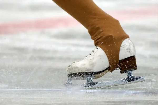 穿的冰鞋滑冰倒退 图库图片