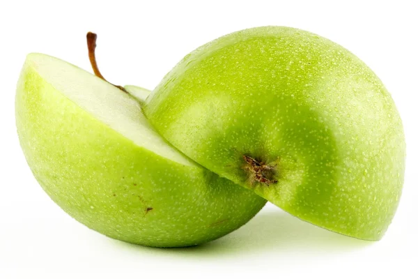 In Scheiben geschnittener grüner Apfel mit Tautropfen lizenzfreie Stockfotos