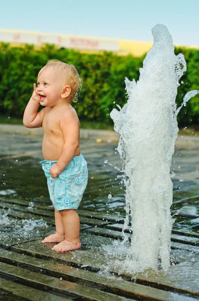 Chlapec a fontána — Stock fotografie