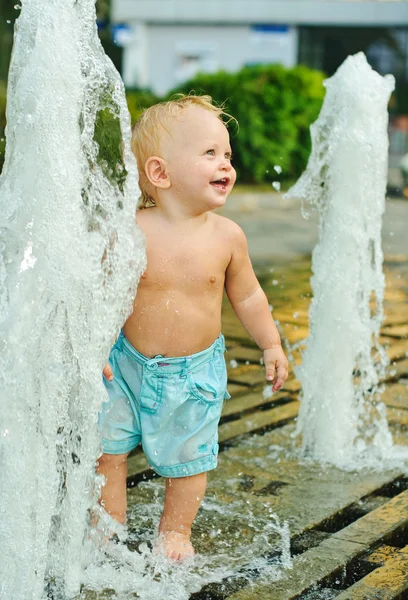 Chlapec a fontána — Stock fotografie