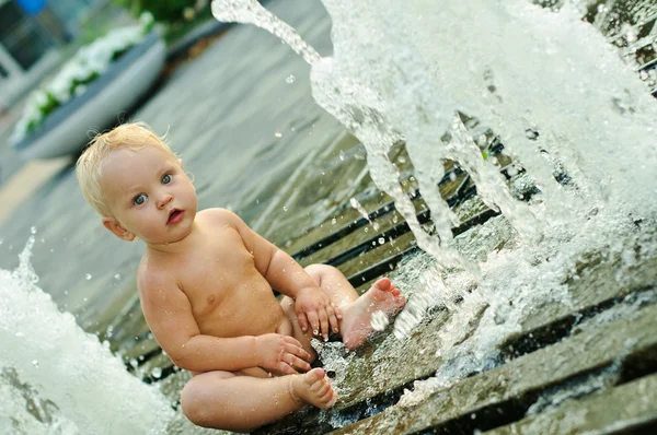 Мальчик и фонтан — стоковое фото