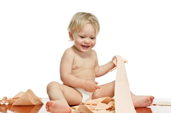 Маленький мальчик с туалетной бумагой — стоковое фото