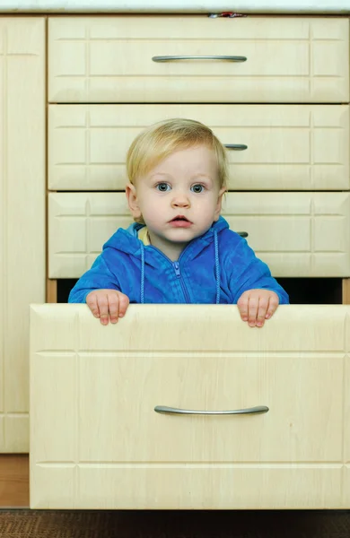 Chłopiec w kuchni szafki — Zdjęcie stockowe