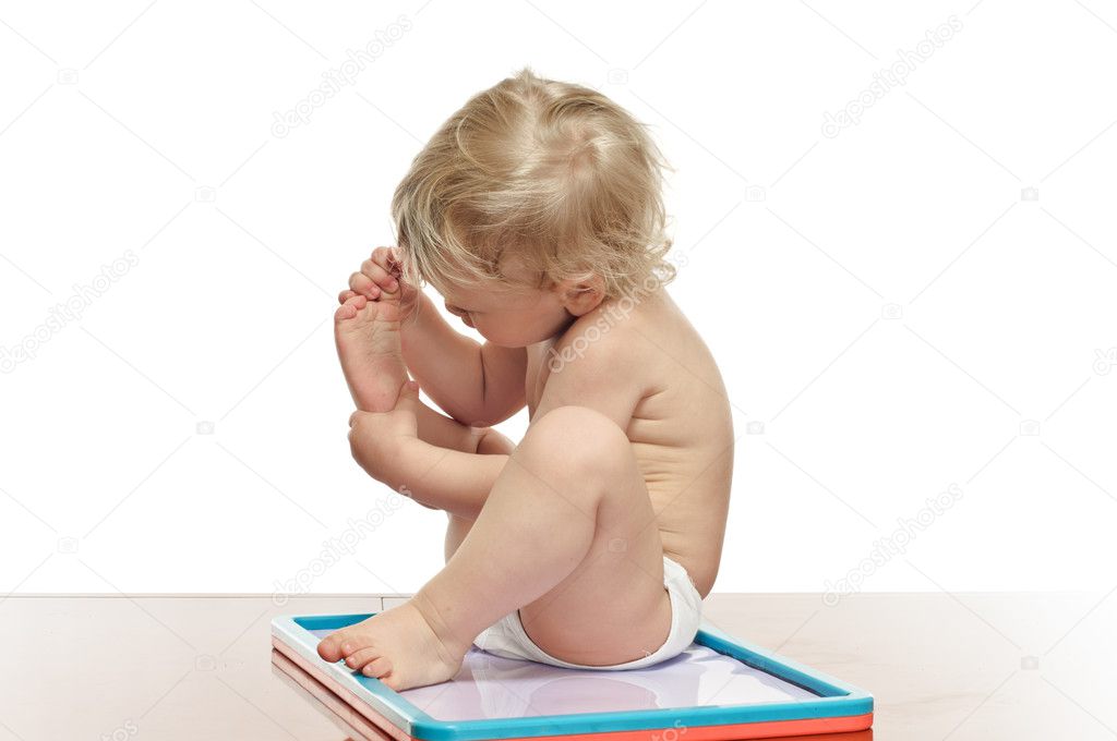 Bebe Jugando En Un Dormitorio Sentado A La Mesa Con Ordenador Portatil Foto De Stock C Seenaad