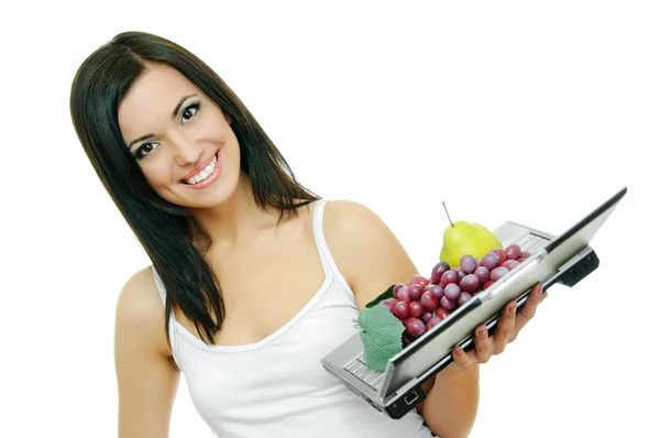 Flicka med laptop och frukter — Stockfoto