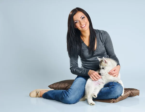Woman and puppy — Stock Photo, Image