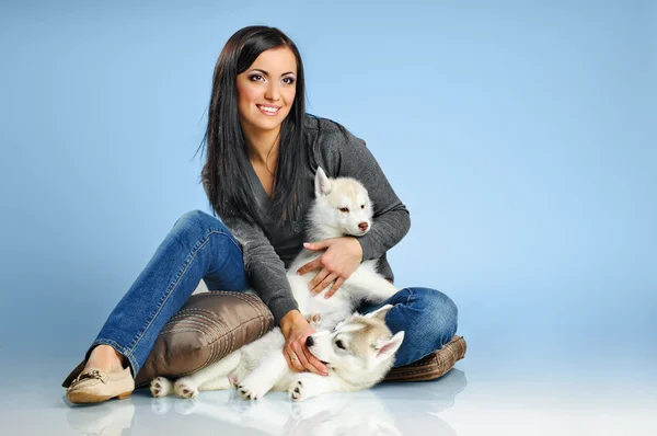 Woman and puppies — Stock Photo, Image