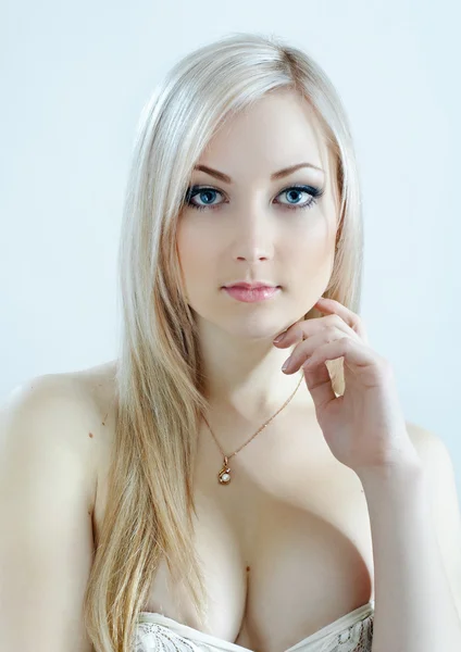Blondýna krása ve studené barvy — Stock fotografie