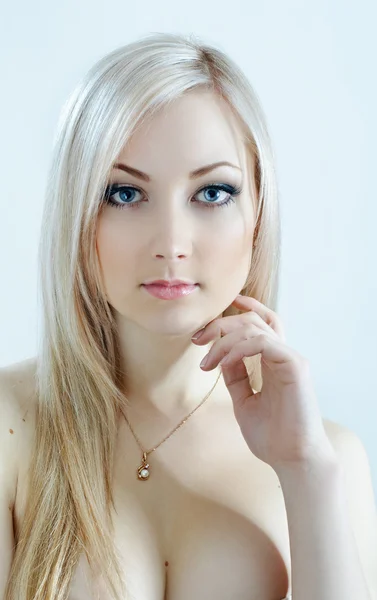 Skönhet blondin i kalla färger — Stockfoto
